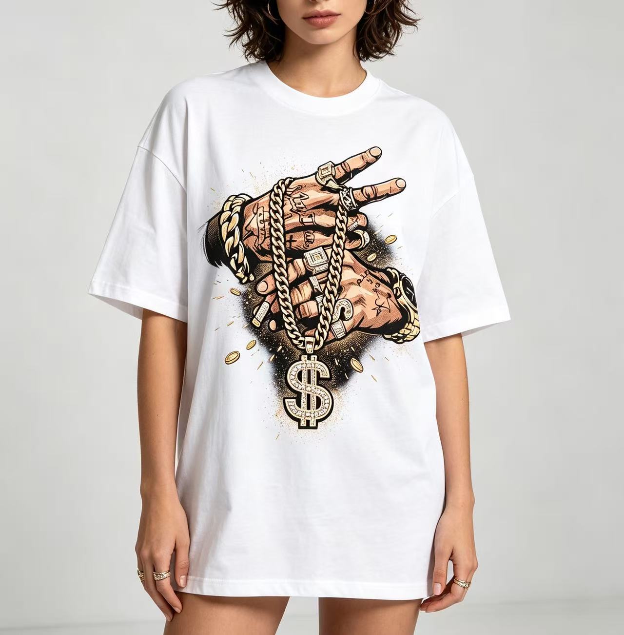Graphic Tee Oversized - เสื้อยืดลายกราฟิกมือสักลายฮิปฮอปพร้อมโซ่ทองและสัญลักษณ์ดอลลาร์ สำหรับผู้ชายและผู้หญิง สไตล์สตรีทแวร์ ทรงโอเวอร์ไซส์ ผ้าฝ้าย แขนสั้น